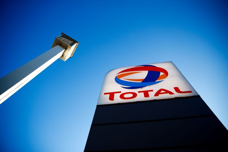 © Reuters. FILE PHOTO: The logo of French oil and gas company Total is seen in a petrol station in Paris