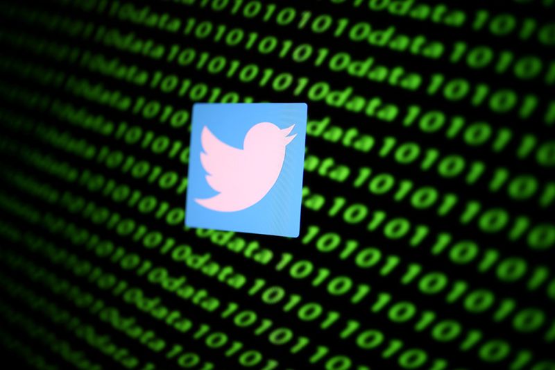 © Reuters. FILE PHOTO: The Twitter logo and binary cyber codes are seen in this illustration