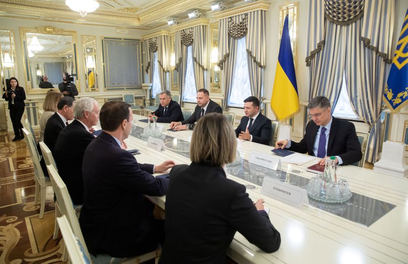 © Reuters. Ukrainian President Volodymyr Zelenskiy meets with U.S. Senators Ron Johnson, John Barrasso and Chris Murphy in Kiev
