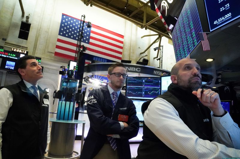 © Reuters. Traders work at the New York Stock Exchange