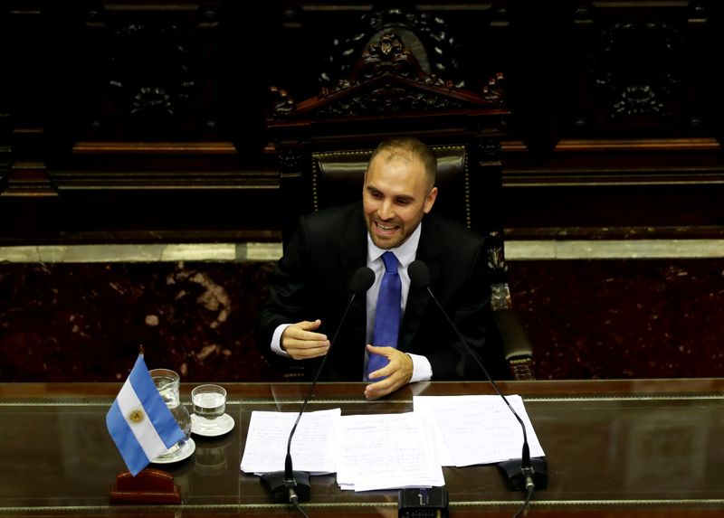 © Reuters. FOTO DE ARCHIVO: El ministro de economía de Argentina, Martin Guzmán, habla en el Congreso sobre la situación económica del país y el plan de deuda antes de las reuniones con los funcionarios del Fondo Monetario Internacional que viajan al país, en Buenos Aires.