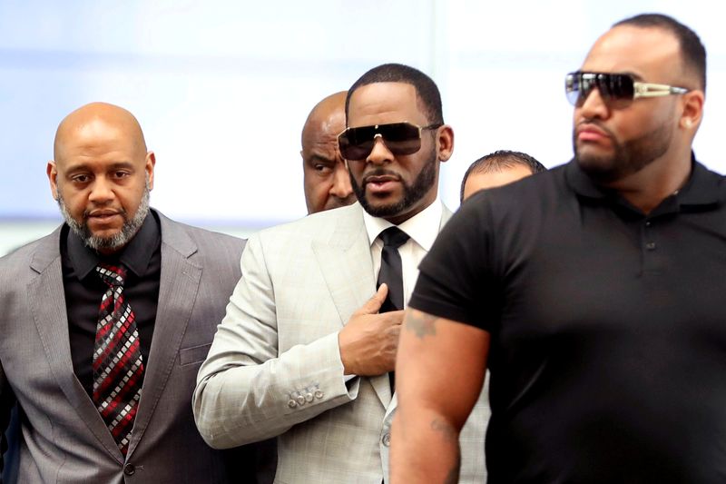 © Reuters. FILE PHOTO: R. Kelly at the Criminal Court Building in Chicago
