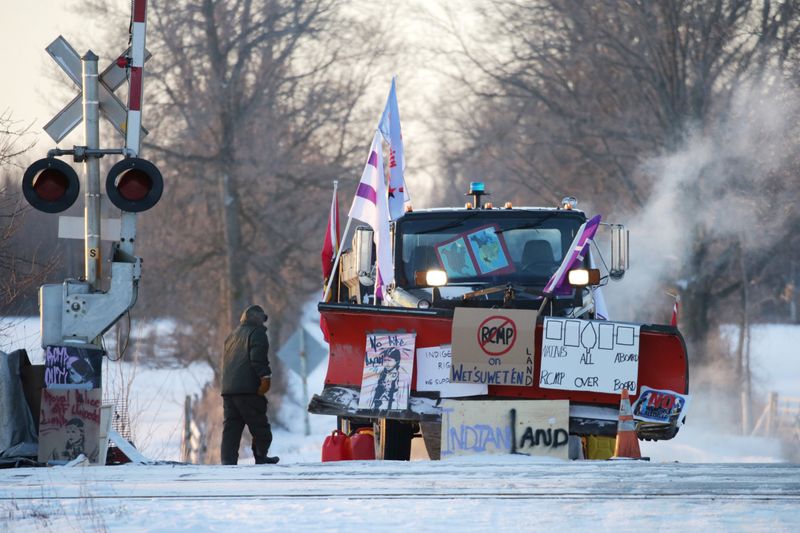 © Reuters. First Nations members of the Tyendinaga Mohawk Territory block train tracks servicing Via Rail in Tyendinaga