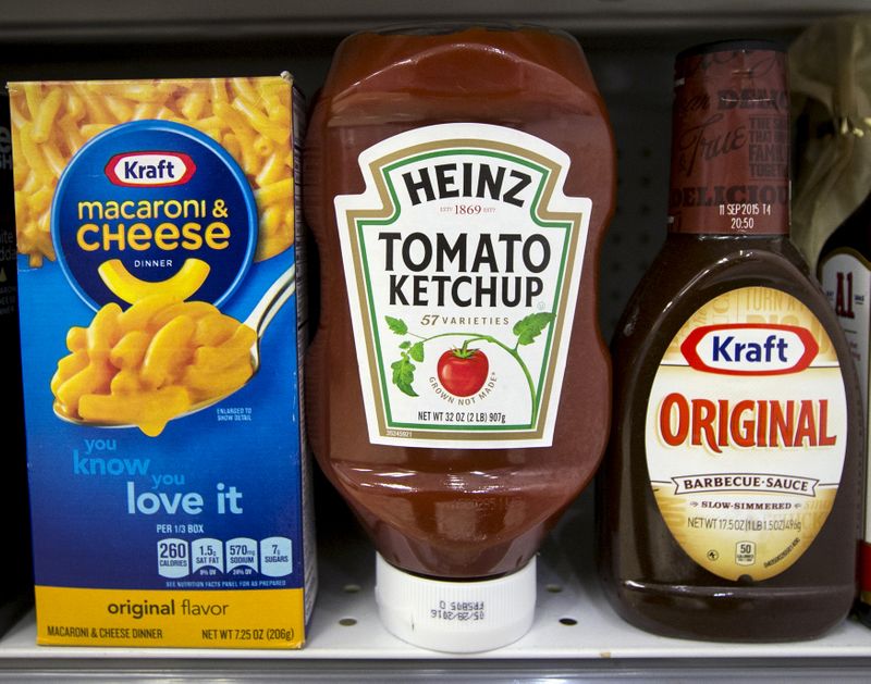 © Reuters. A Heinz Ketchup bottle sits between a box of Kraft macaroni and cheese and a bottle of Kraft Original Barbecue Sauce on a grocery store shelf in New York