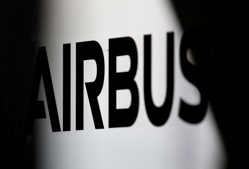 © Reuters. FOTO DE ARCHIVO: El logo de Airbus está en la sede del constructor de aviones de Airbus en Colomiers, cerca de Toulouse, Francia, 15 de noviembre de 2019