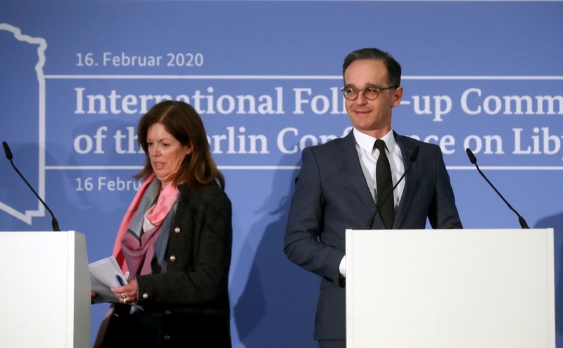 © Reuters. El ministro de Asuntos Exteriores alemán, Heiko Maas, y Stephanie Williams, representante especial adjunta del secretario general de las Naciones Unidas para Asuntos Políticos en Libia, llegan para celebrar una rueda de prensa después de una reunión d