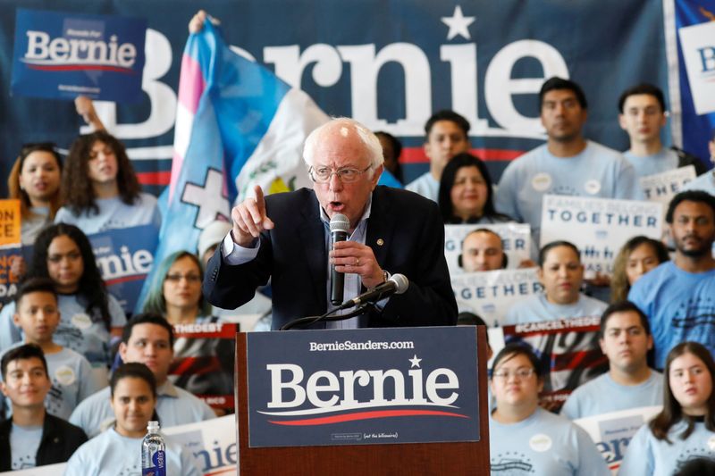 © Reuters. El candidato presidencial demócrata, el senador Bernie Sanders, habla durante un acto de campaña en Las Vegas, Nevada, EEUU, el 15 de febrero de 2020