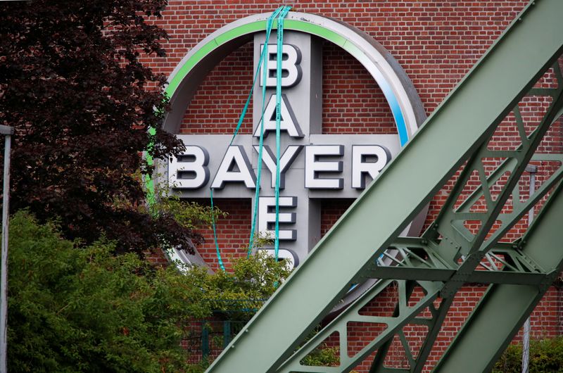 © Reuters. FILE PHOTO: Logo of Bayer AG at a plant of the German pharmaceutical and chemical maker in Wuppertal