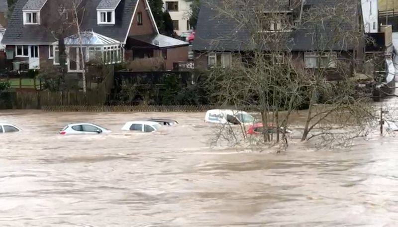 © Reuters. Cars are swept away by floodwaters after the River Wye broke its banks, in Hay-on-Wye