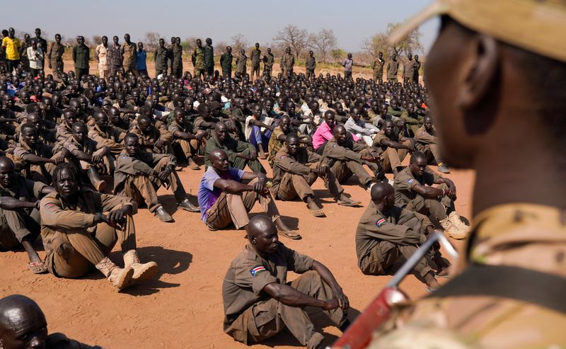 جنود ومتمردون سابقون يتجمعون مع وشك انتهاء مهلة تشكيل حكومة وحدة في جنوب السودان