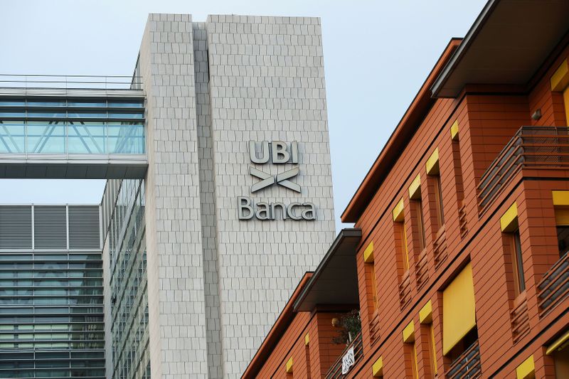 © Reuters. FILE PHOTO: FILE PHOTO: The headquarter of UBI bank is seen in Brescia