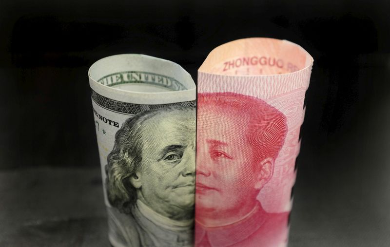 © Reuters. FILE PHOTO: A Benjamin Franklin U.S. 100 dollar banknote and a Chinese 100 yuan banknote with late Chinese Chairman Mao Zedong are seen in this picture illustration in Beijing, China