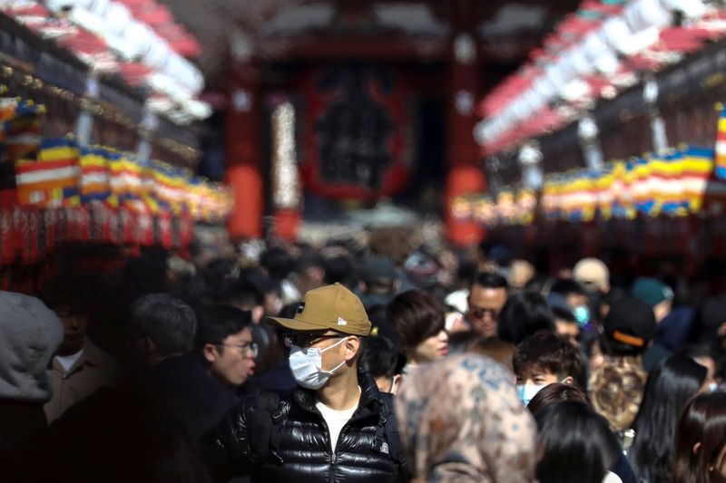 © Reuters. A man wearing a protective face mask is seen at the Senso-ji Temple in Asakusa district in Tokyo