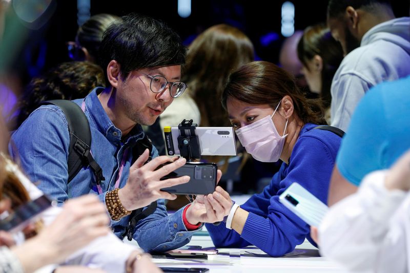 Samsung poised to benefit from China virus woes afflicting Apple, other rivals