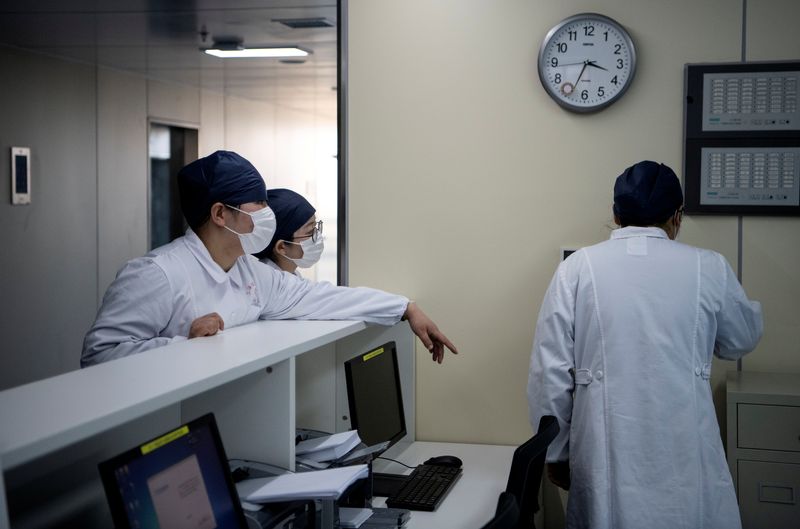 Médicos chinos &quot;usan terapia plasmática&quot; en pacientes con coronavirus