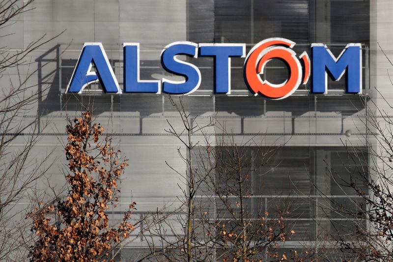 © Reuters. FILE PHOTO: A logo of Alstom is seen at the Alstom's plant in Semeac near Tarbes