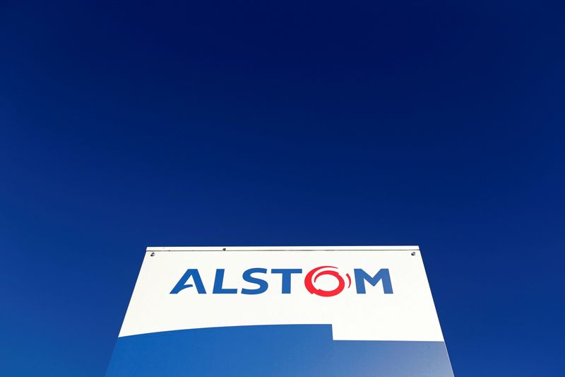 © Reuters. FILE PHOTO: A logo of Alstom is seen at the Alstom's plant in Semeac near Tarbes