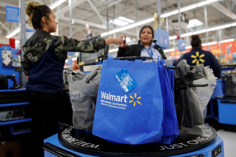 © Reuters. FILE PHOTO: A customer pays for her groceries at a Walmart store ahead of the Thanksgiving holiday in Chicago
