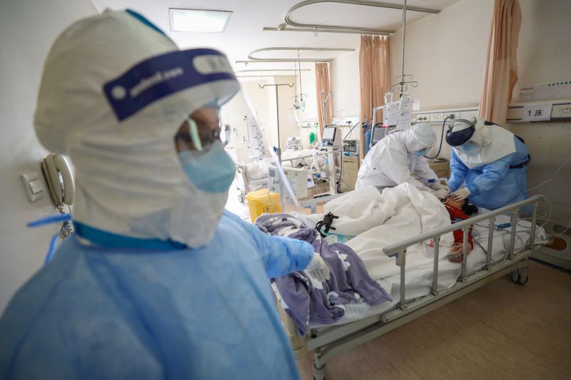 Chefe de hospital morre em epicentro do coronavírus, impacto econômico se espalha