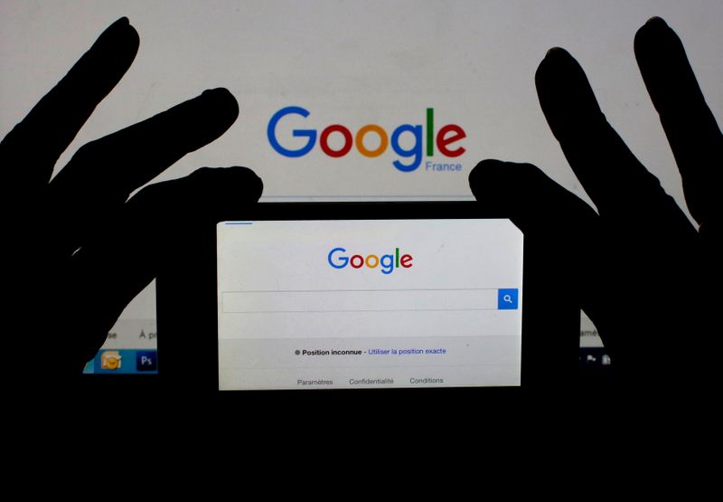 © Reuters. Una mujer sostiene su teléfono inteligente que muestra la página de inicio de Google, en esta ilustración fotográfica tomada el 24 de febrero de 2016