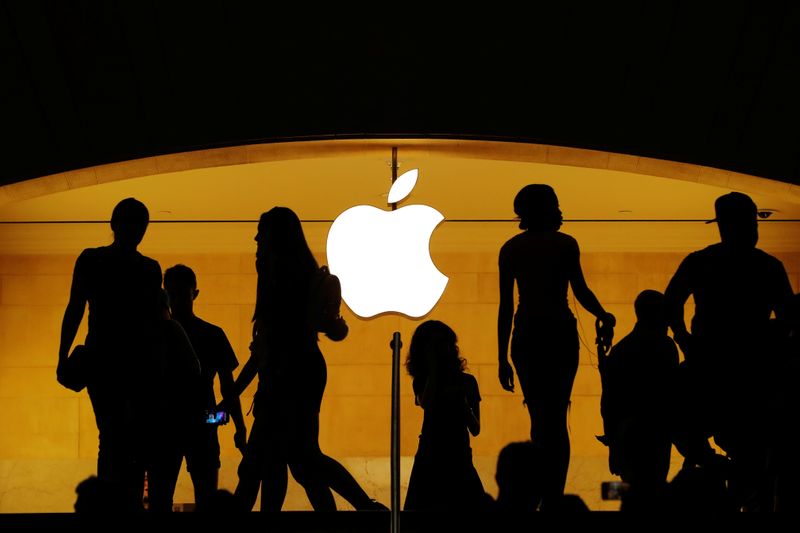 © Reuters. Customers walk past an Apple logo inside of an Apple store at Grand Central Station in New York