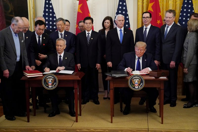 © Reuters. FILE PHOTO: Chinese Vice Premier Liu He and U.S. President Donald Trump sign "phase one" of the U.S.-China trade agreement at the White House in Washington