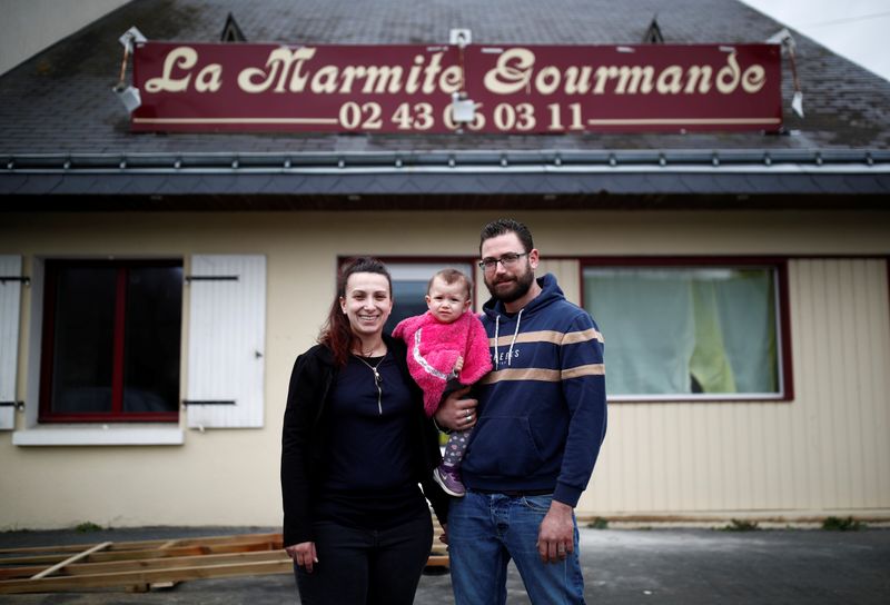 En France, retrouver le goût des autres au café du village