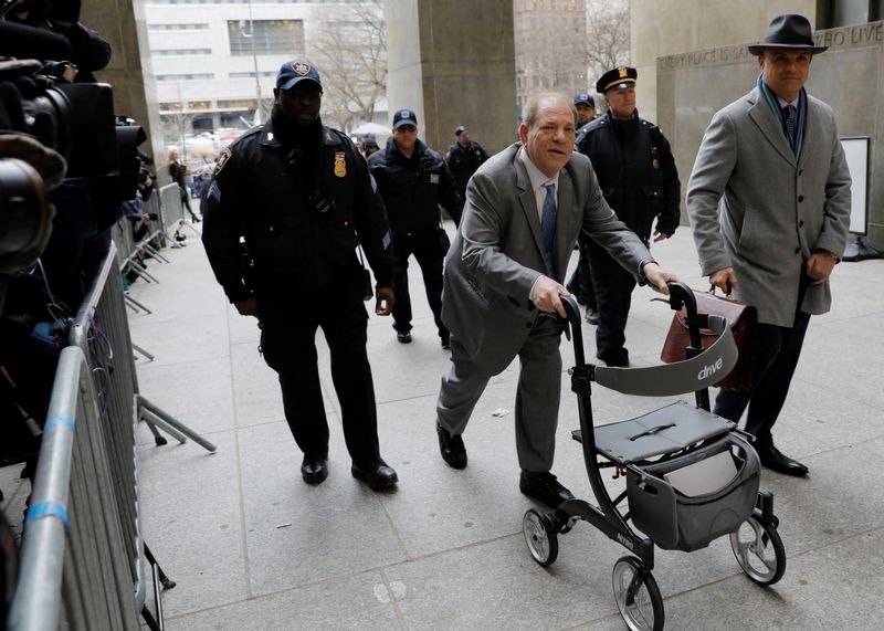 © Reuters. Film producer Harvey Weinstein arrives at New York Criminal Court for his sexual assault trial in the Manhattan borough of New York City, New York
