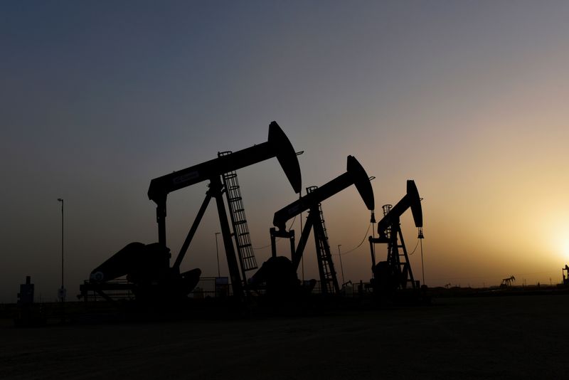 © Reuters. FILE PHOTO: Pump jacks operate at sunset in Midland