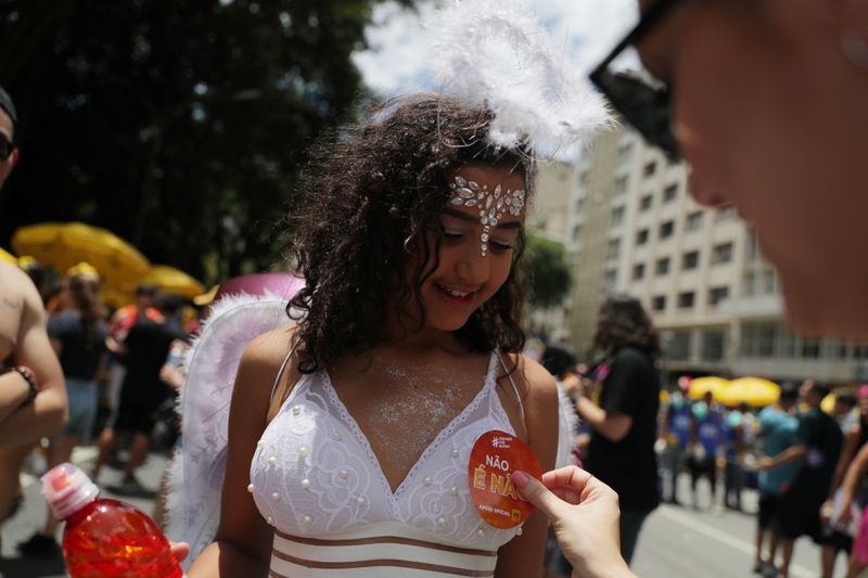 Voluntarios difunden mensaje de &quot;no es no&quot; en el carnaval de Brasil donde &quot;todo vale&quot;