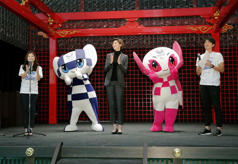 © Reuters. Toyko's 2020 Olympic Games mascots Miraitowa and Someity celebrate their promotional tour of Europe at Haneda airport, Tokyo