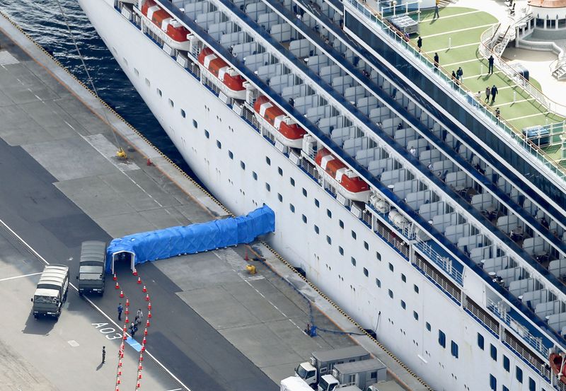 Japão é criticado por esforços contra coronavírus em navio, passageiros começam a desembarcar