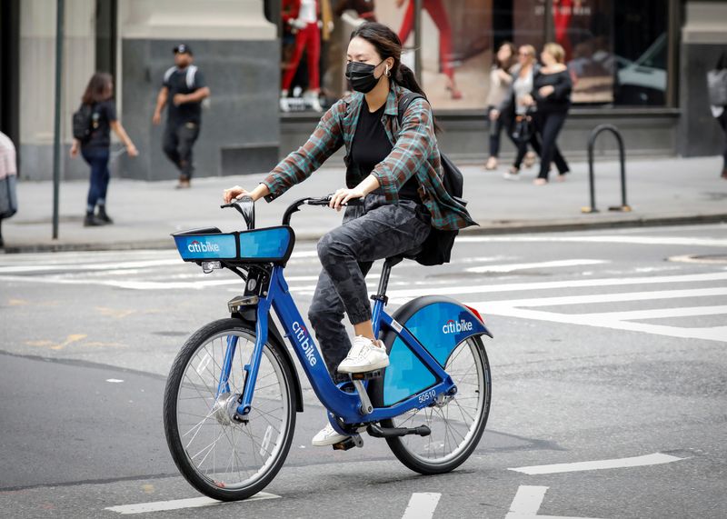 © Reuters. FILE PHOTO: A woman rides a bicycle from bicycle-sharing system Citi Bike in New York City