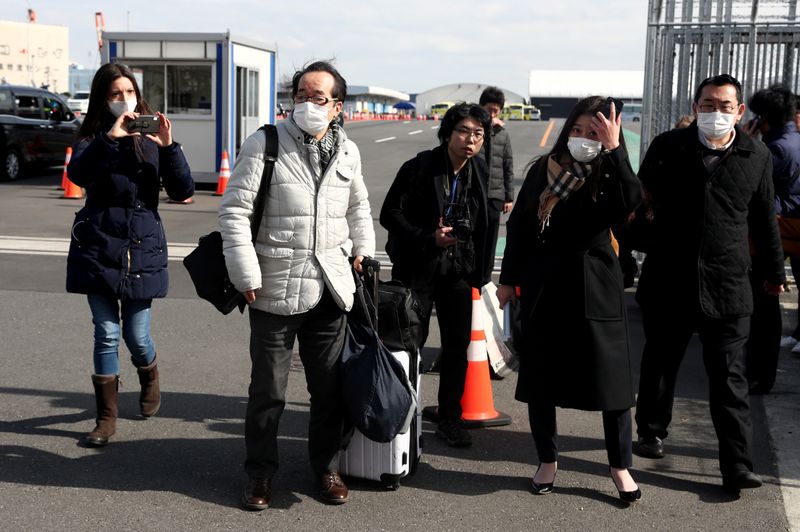 Críticas a Japón mientras desembarcan pasajeros del crucero en cuarentena