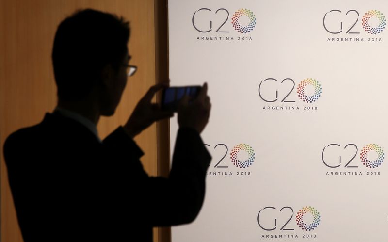 © Reuters. Стенд с логотипами встречи министров финансов и глав центробанков стран G20 в Буэнос-Айресе