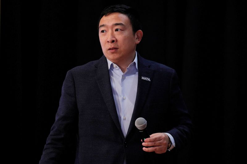 © Reuters. FILE PHOTO: Democratic 2020 U.S. presidential candidate and entrepreneur Yang speaks during a campaign event in Milford