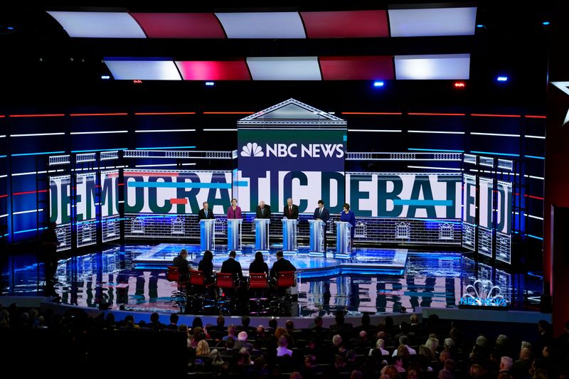 © Reuters. Michael Bloomberg, Elizabeth Warren, Bernie Sanders, Joe Biden, Pete Buttigieg and Amy Klobuchar debate during the ninth Democratic 2020 U.S. Presidential candidates debate at the Paris Theater in Las Vegas