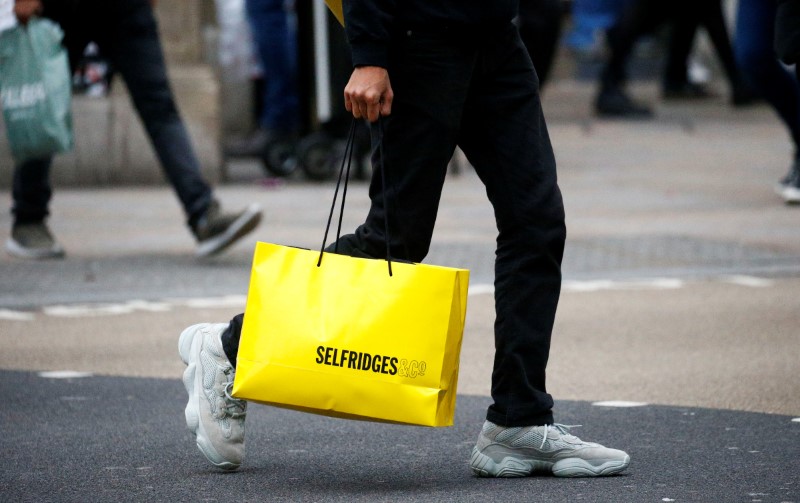 © Reuters. People shopping on Oxford Street in central London