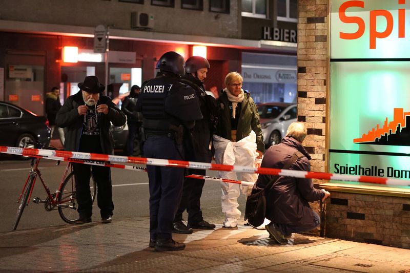 Germania, presunto estremista uccide 9 persone, si sospetta terrorismo