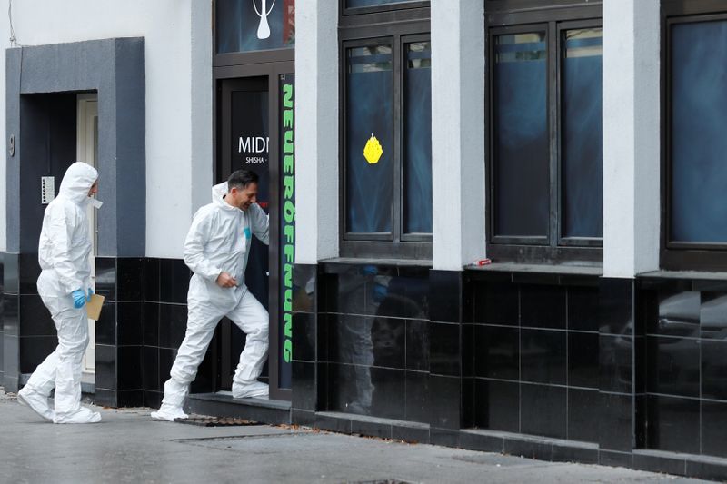 © Reuters. Forensic investigators enter the Midnight Shisha bar after a shooting in Hanau