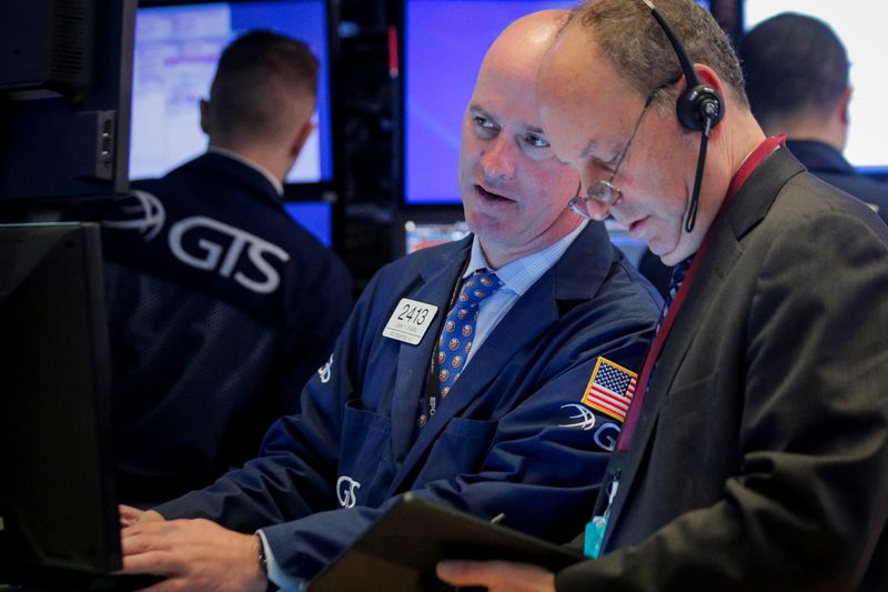 © Reuters. Traders work on the floor of the NYSE in New York