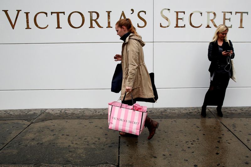 © Reuters. FILE PHOTO: A customer passes by an L Brands Inc., Victoria's Secret retail store in Manhattan, New York