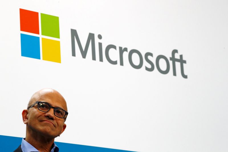 © Reuters. FILE PHOTO: Microsoft CEO Satya Nadella addresses a news conference in Berlin
