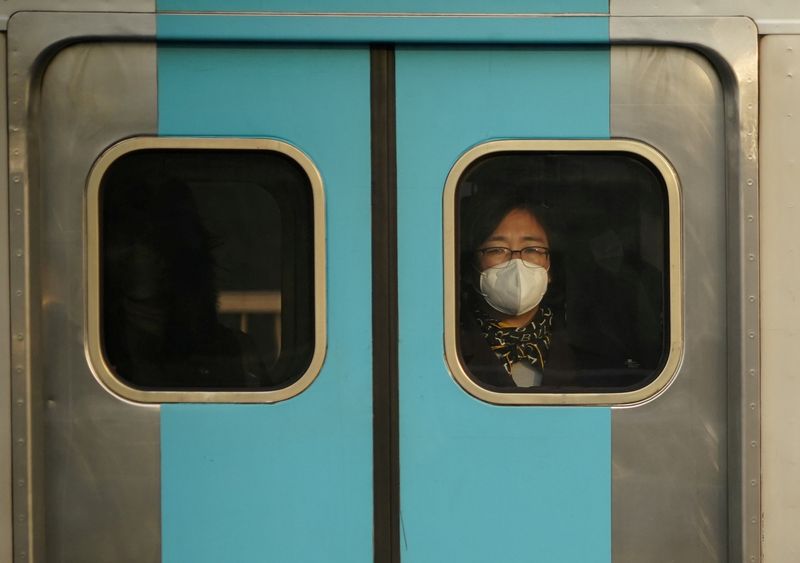 Un laboratorio de China dice que las teorías conspirativas perjudican los esfuerzos para frenar el coronavirus