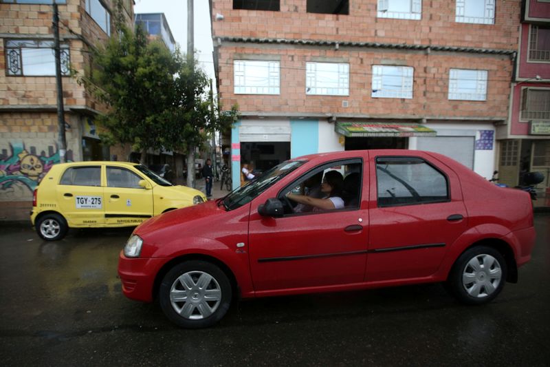 © Reuters. FILE PHOTO: Uber driver Londono drives her car down a central street in Bogota