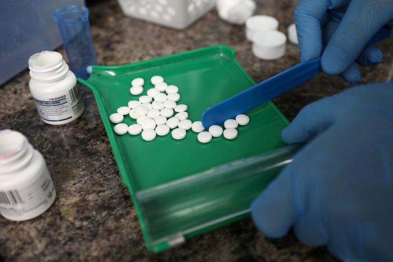 © Reuters. FILE PHOTO: A pharmacist counts prescription drugs at the at the CentreTown Pharmacy in Ottawa