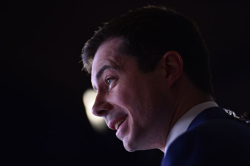 © Reuters. FILE PHOTO: Former South Bend Mayor Pete Buttigieg talks to reporters in the spin room after the ninth Democratic 2020 U.S. Presidential candidates debate at the Paris Theater in Las Vegas