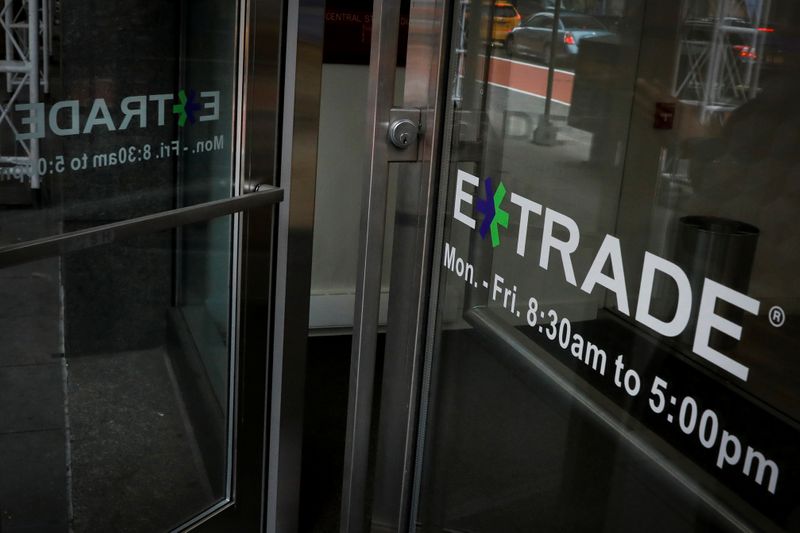 © Reuters. A man enters E*Trade Financial offices, after it was announced that Morgan Stanley is buying the discount brokerage, in New York