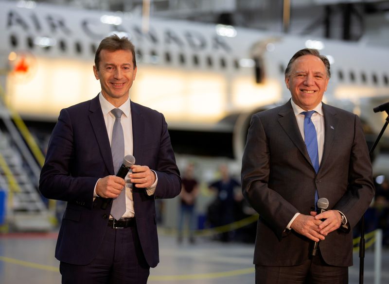 © Reuters. Airbus chief executive Guillaume Faury and Quebec Premier Francois Legault speak with reporters in Mirabel