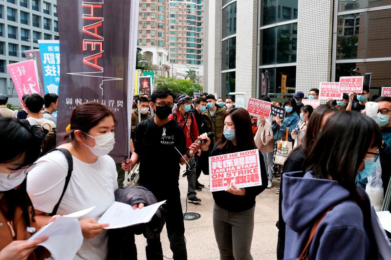 © Reuters. Winnie Yu, chairwoman of the Hospital Authority Employees Alliance (HAEA), speaks during a strike outside the Hospital Authority as they demand for Hong Kong to close its border with China to reduce the coronavirus spreading, in Hong Kong